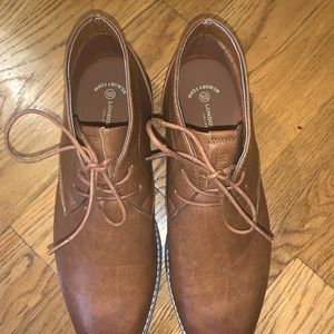 Men’s size 10.5 London Fog formal shoes. Worn once. Color brown